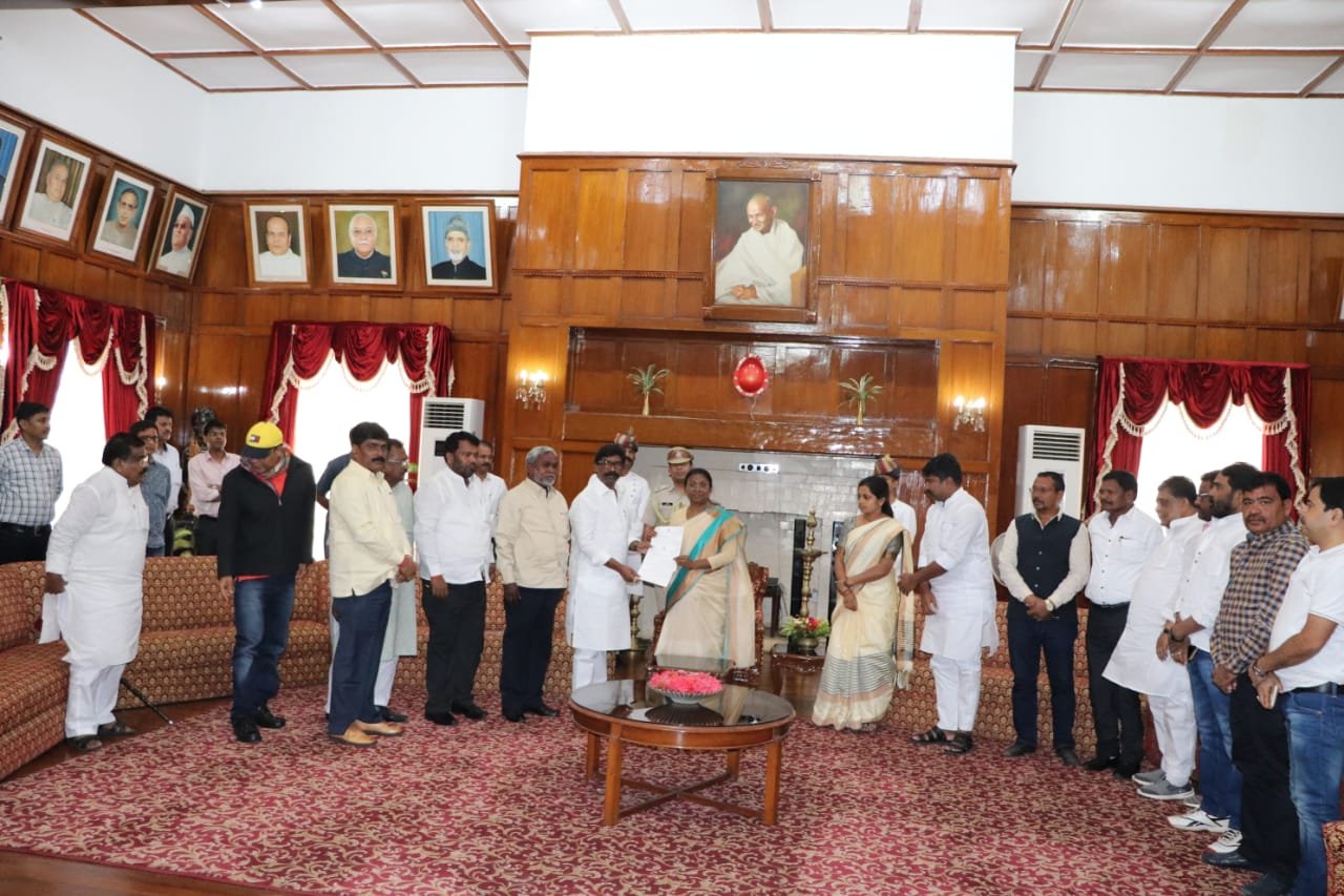 JMM MLAs presenting a memorandum to the Governor of Jharkhand